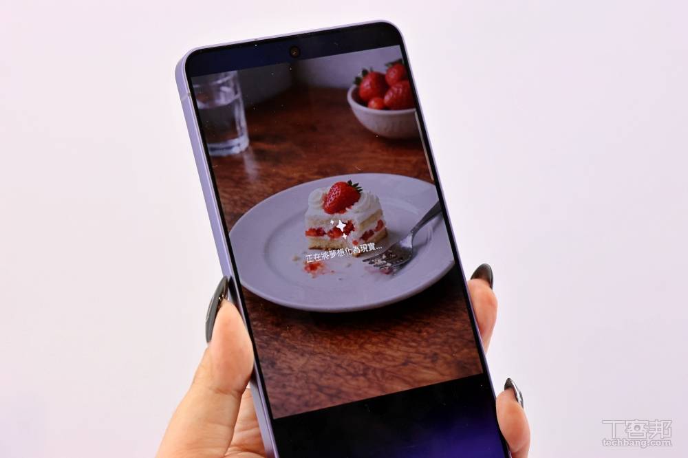 原本被咬了一口的蛋糕.......