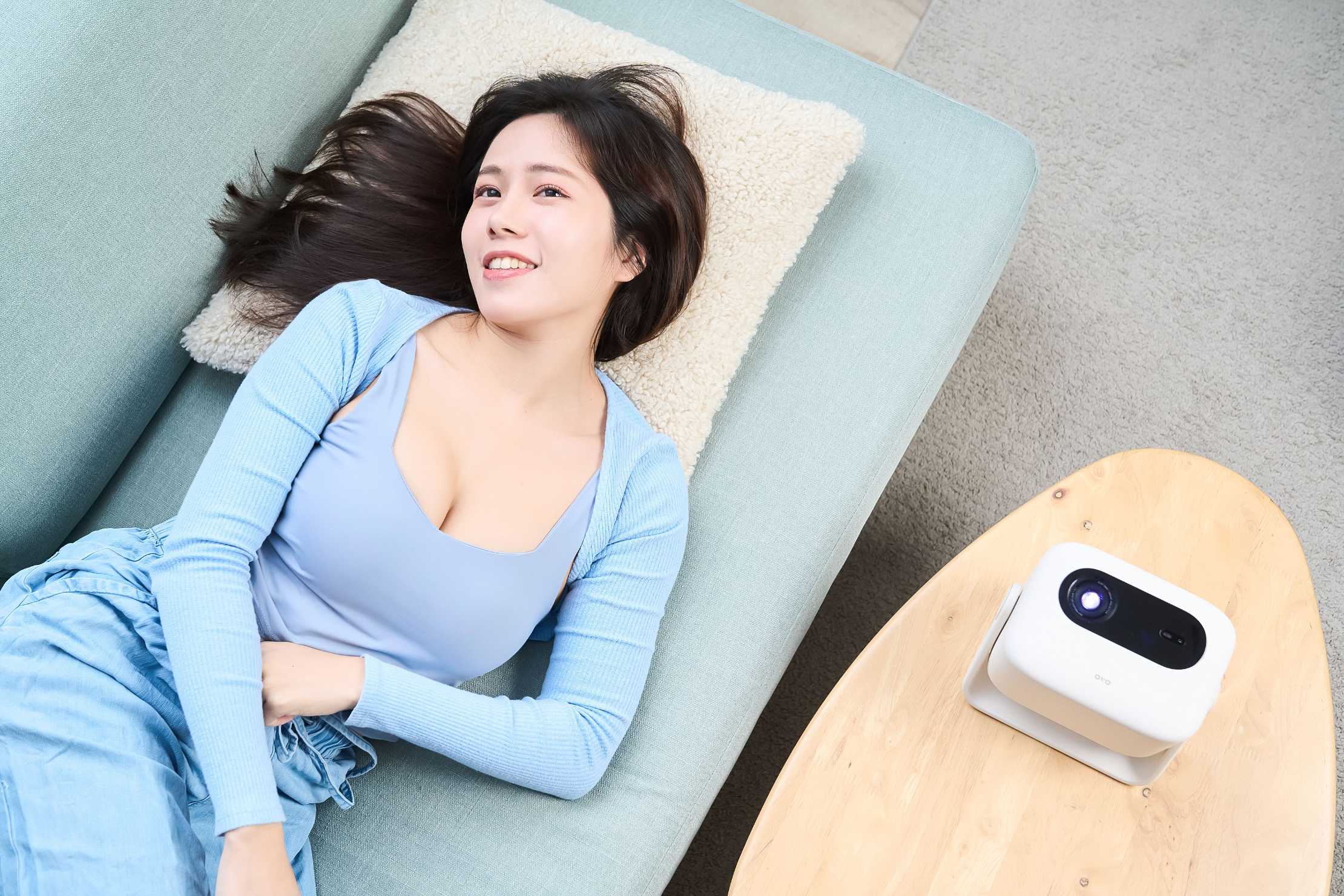 正襟危坐的看電影、追劇,有時也覺得想要好好放鬆,利用 U11 的 110 度調整握把雲台,就能躺在沙發享受觀影樂趣。