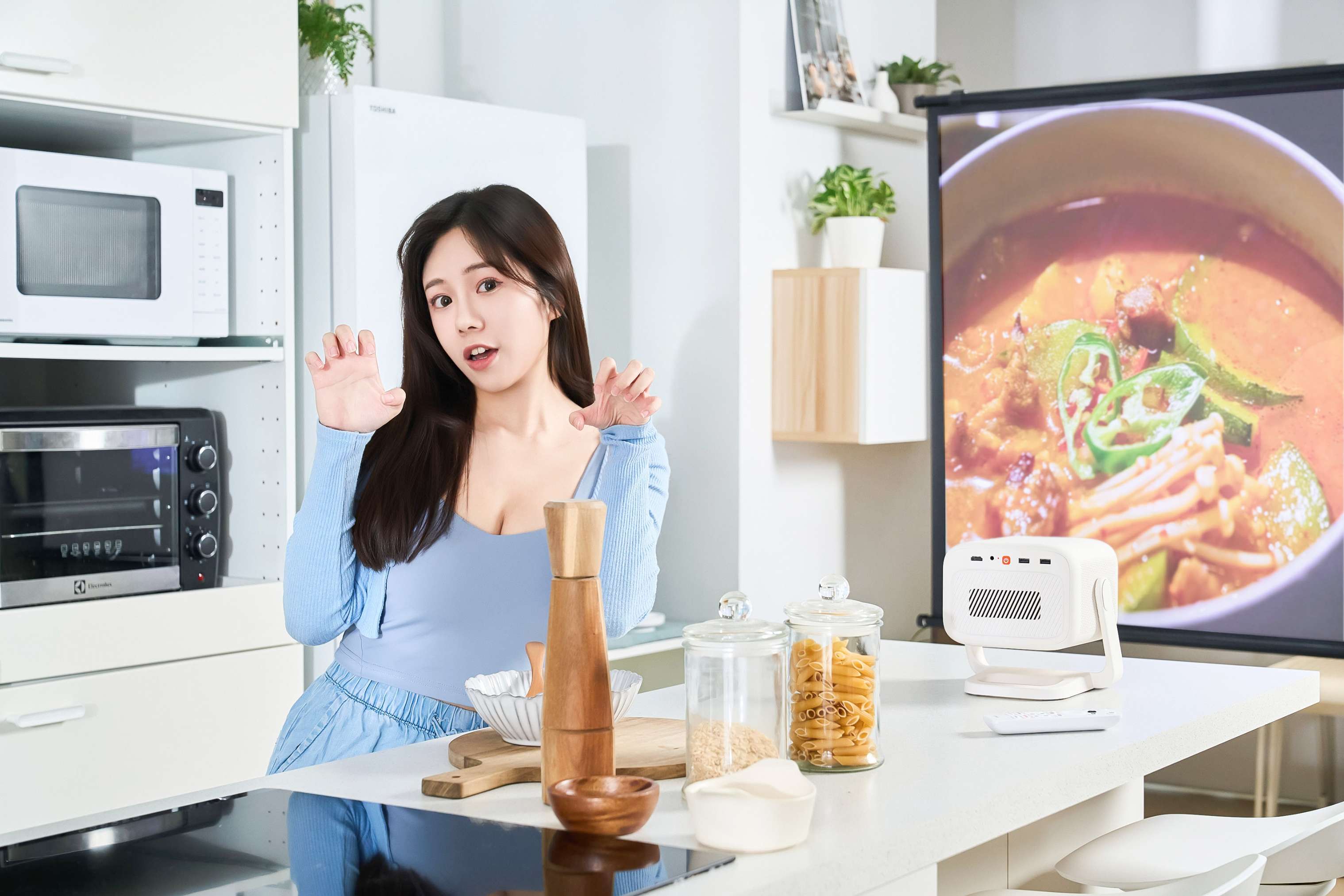 這時候只要將 U11 移動到廚房,就可以輕鬆的一邊看教學影片,一邊親手製作美味餐點。