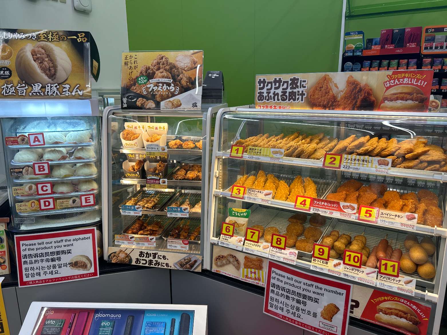 日本全家便利商店推出櫃檯「AI 透明翻譯顯示器」，支援 14 種語言，提升外國旅客採買及服務體驗