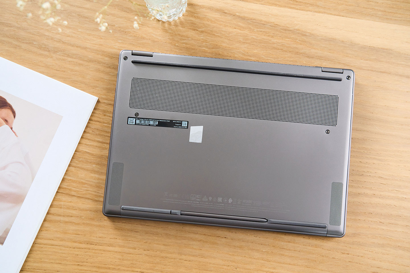 機身底部是商務筆電常見的一體化簡約設計。