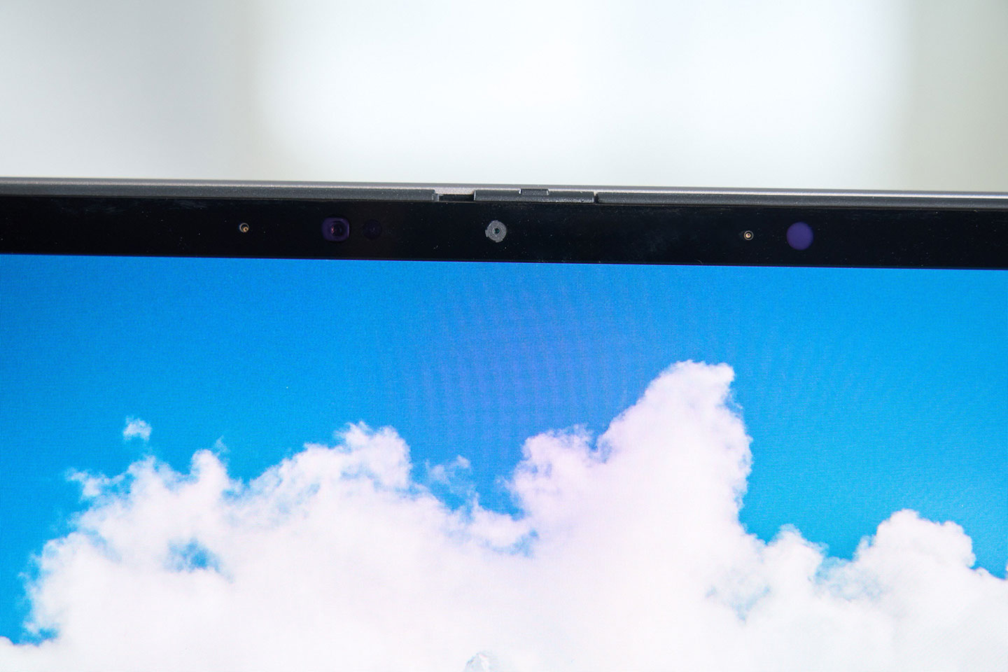 顯示器上方的 IR FHD HDR 視訊鏡頭，搭配三麥克風陣列，同時附有鏡頭蓋開關。