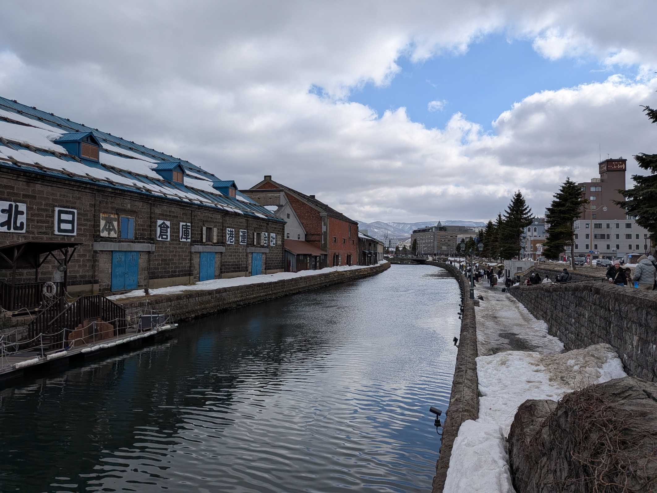 Google Pixel 10a 開箱：鏡頭平了、AI 更強了，這支「親民機」值得入手嗎？