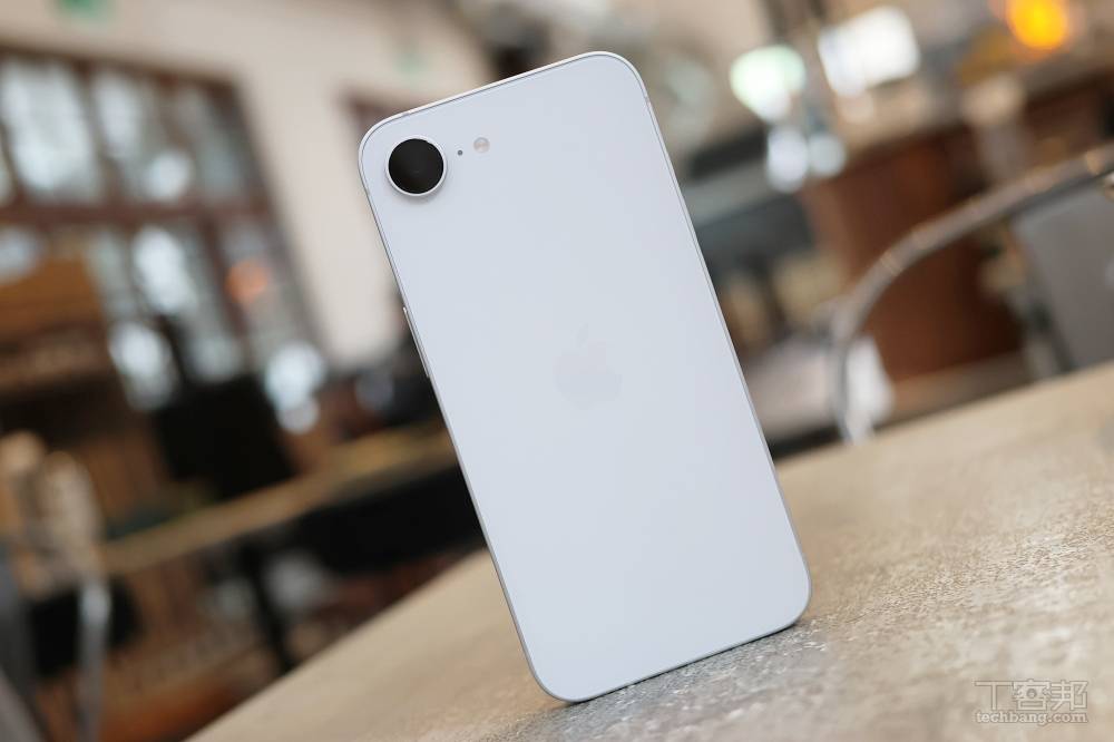 iPhone 17e 動手玩，容量翻倍不加價、補齊 MagSafe、入手 Apple Intelligence 最實惠的門檻