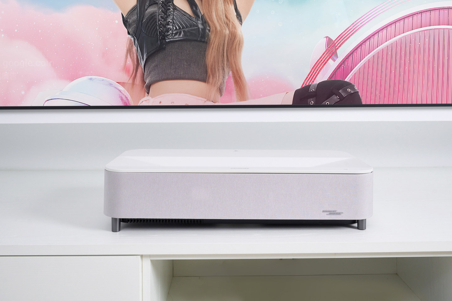 EH-LS970 機身正面簡約順眼，以平整俐落的表面搭配兩側柔和的曲線造型，使外觀更具現代感。這樣的設計不只有質感，也讓器材能自然融入各種風格的居家空間，成為室內美感的一環。