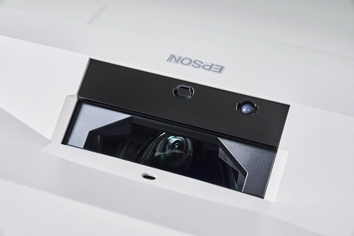 為了貼近居家使用需求，EH-LS970 機身僅需距離背牆 9.8 cm 即可投射 100 吋畫面，最大投影尺寸更可達 150 吋。光源方面採雷射技術，可輸出 4000 ANSI 流明彩色亮度，並具備長達 20,000 小時的使用壽命，再搭配全新導入的 AI 智慧影像調整技術，能進一步優化整體畫面表現，帶來更出色的觀影效果。