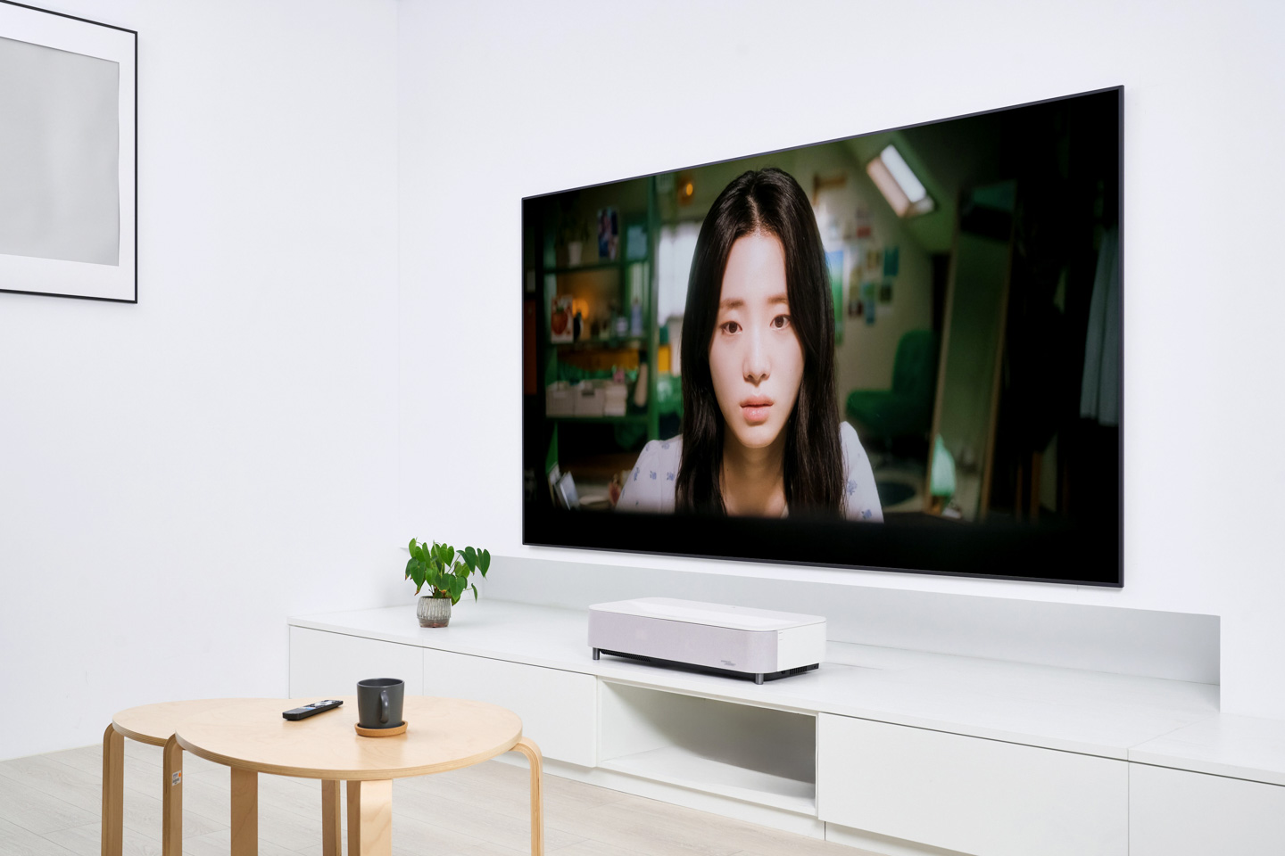 擁有 EH-LS970 的最大樂趣之一就是觀賞各類影視內容，尤其在播放電影時，更能展現大畫面所帶來的震撼視覺效果。