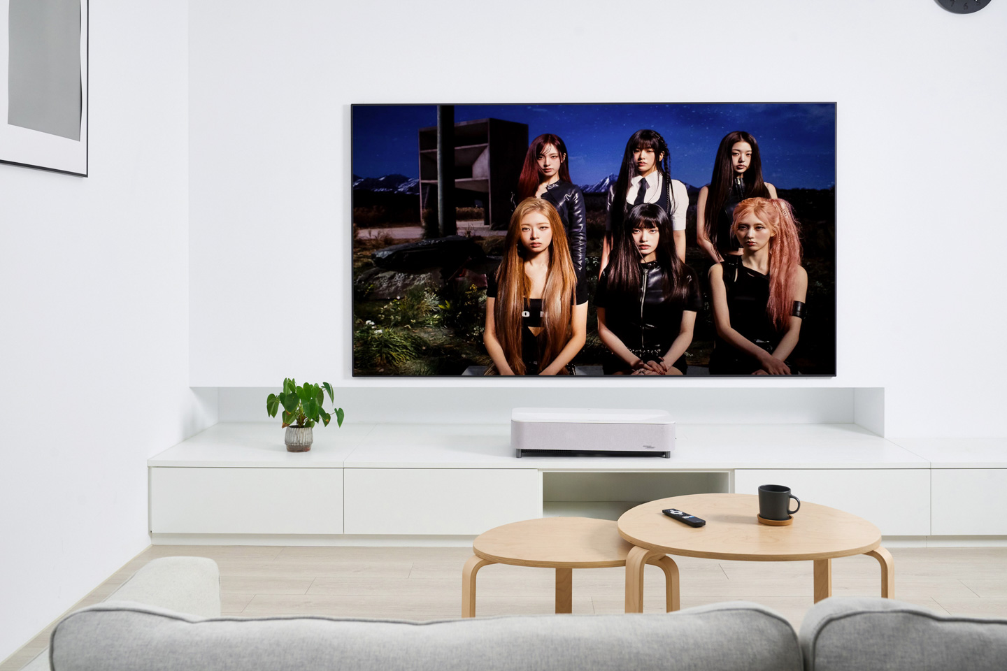 對於追星族而言，EH-LS970 一樣能充分滿足各種觀賞需求，除了前面提到的大畫面與影像表現，Bose 2.1 聲道音響系統帶來充沛有力的音效，更是提升整體觀賞體驗的關鍵。