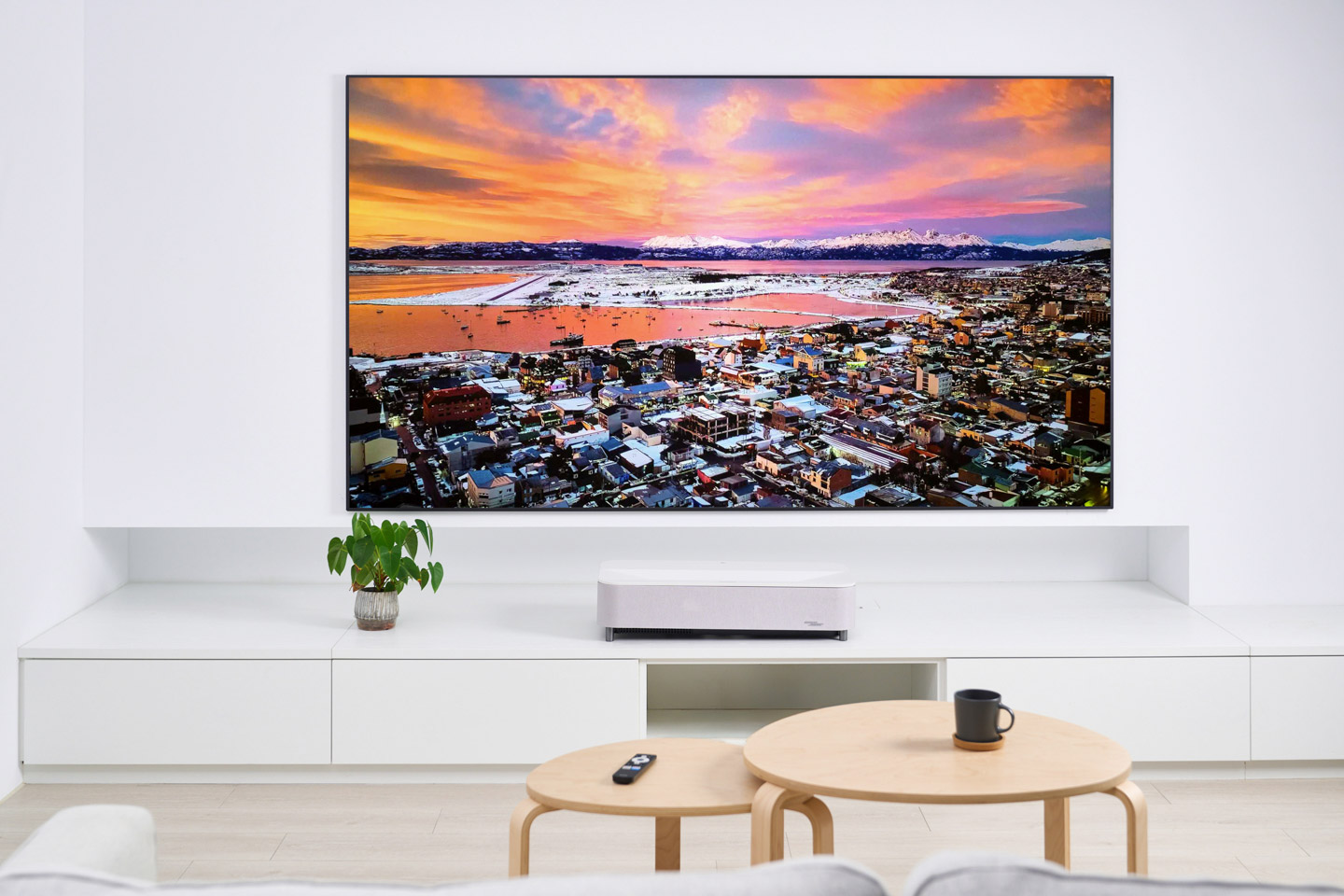 有的時候只想單純放鬆心情，透過 EH-LS970 播放超高畫質、搭配優美配樂的風景影片，也很有療癒、愜意的效果。