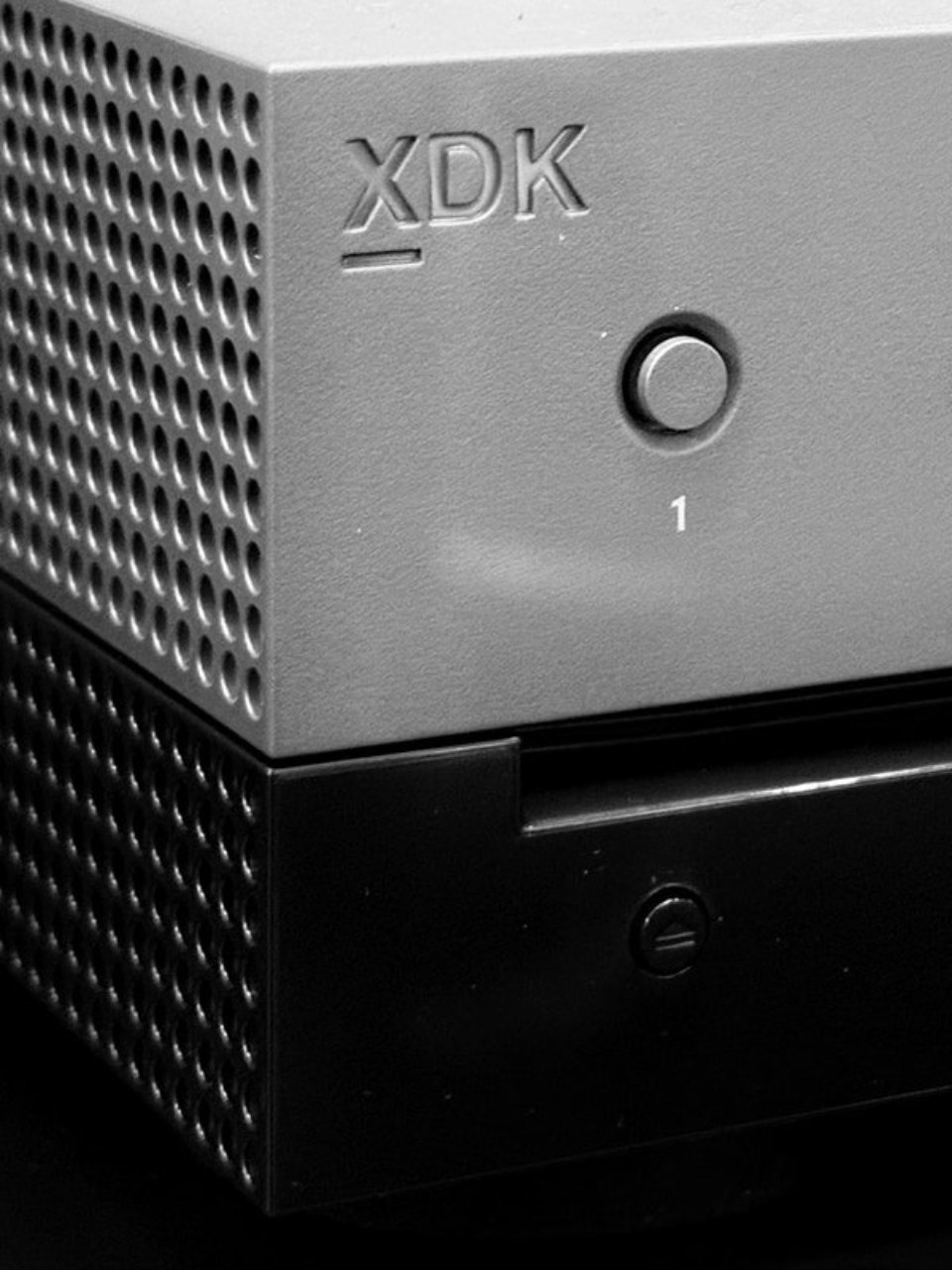微軟新一代 Xbox 開發機曝光！黑白雙色設計現身 GDC，暗示次世代主機即將到來？