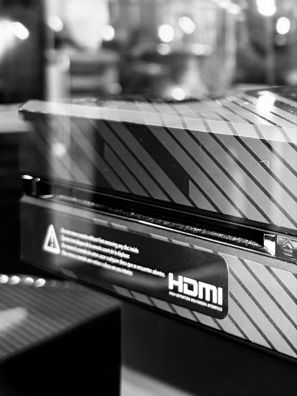 微軟新一代 Xbox 開發機曝光！黑白雙色設計現身 GDC，暗示次世代主機即將到來？