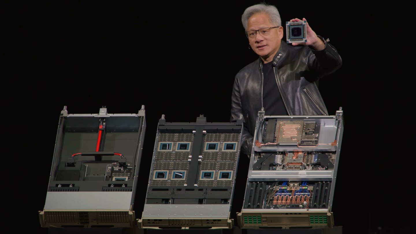 圖中左起分別為BlueField-4 STX儲存伺服器、Vera運算托盤（由純CPU組成）、Spectrum-X CPO交換器托盤（具有矽光子通迅功能）。