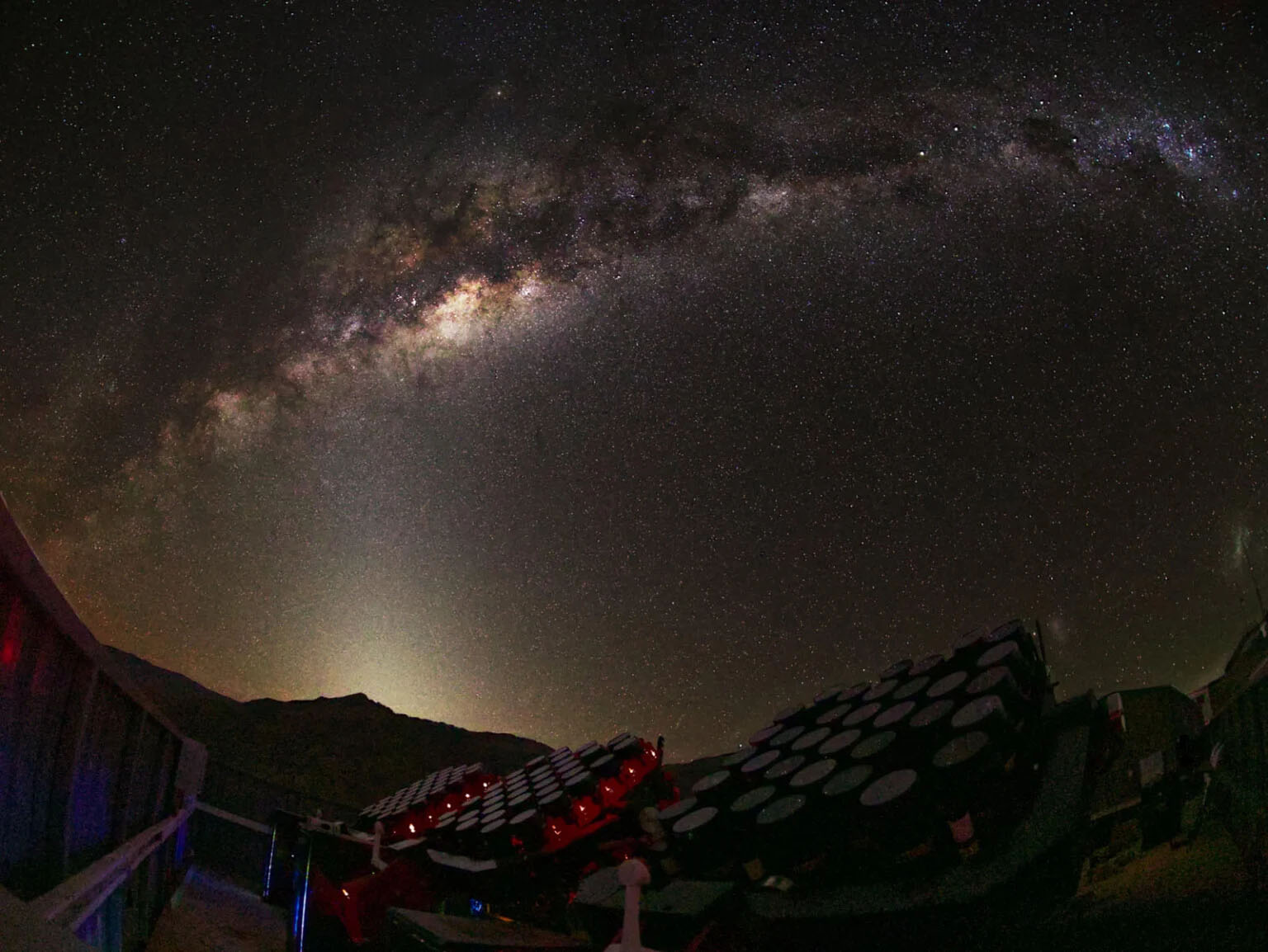 鏡頭界的「複眼」巨獸:1,140 支 Canon 400mm 定焦鏡前進智利探尋太空暗物質