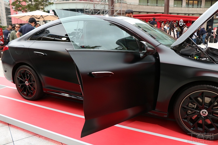 賓士大改款CLA震撼登場！純電、燃油雙動力齊發，MBUX科技座艙搶攻豪華入門市場