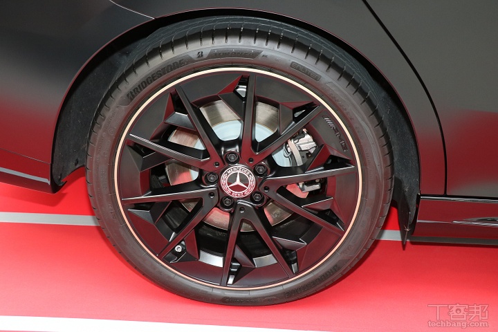 賓士大改款CLA震撼登場！純電、燃油雙動力齊發，MBUX科技座艙搶攻豪華入門市場