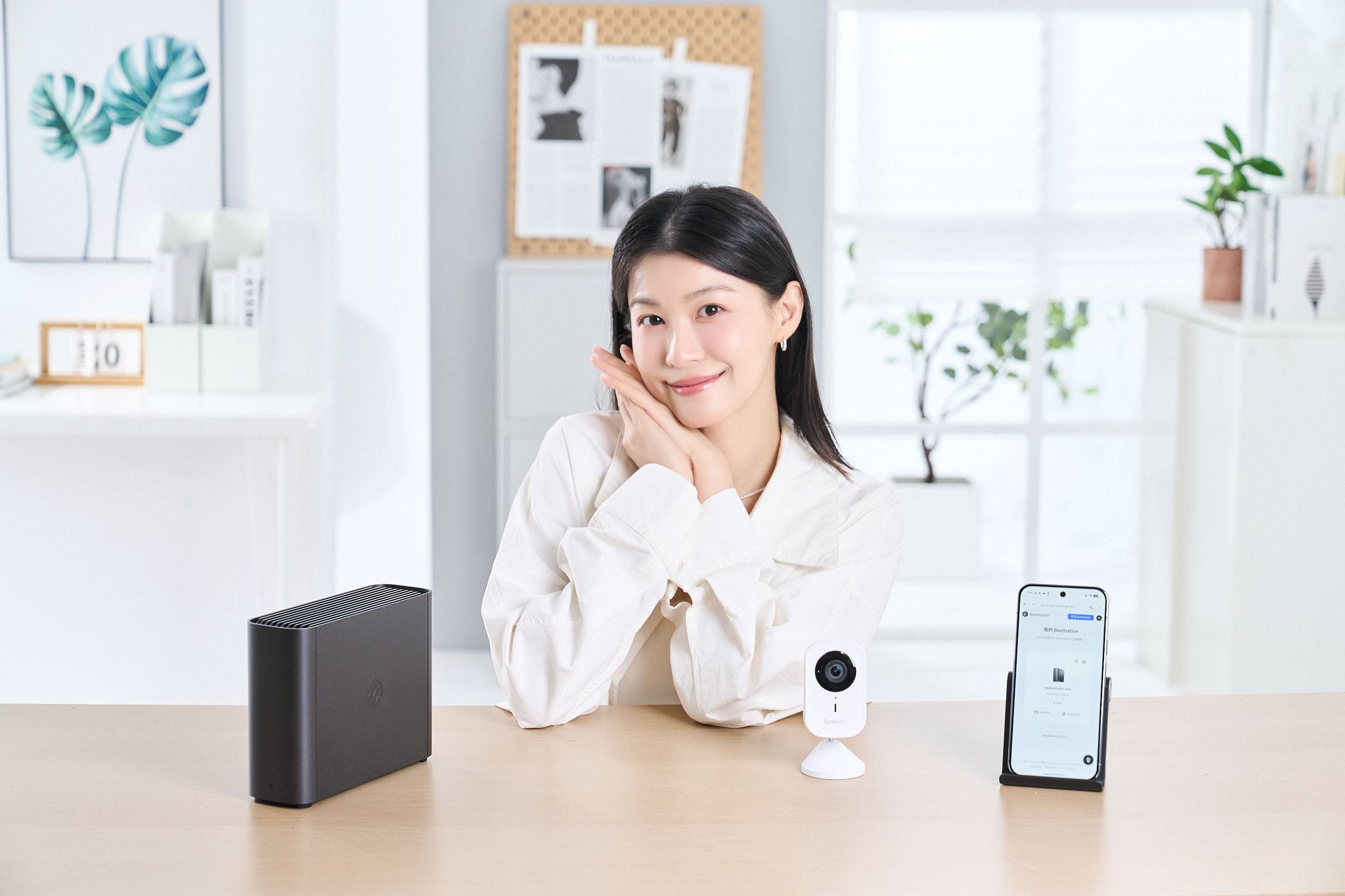 透過 BeeCamera App、Synology CC400W 攝影機以及儲存裝置 BeeStation Plus，這套 Synology 開發的本地居家監控錄影解決方案，斷絕雲端依賴，讓使用者可以主導自己的影像儲存。