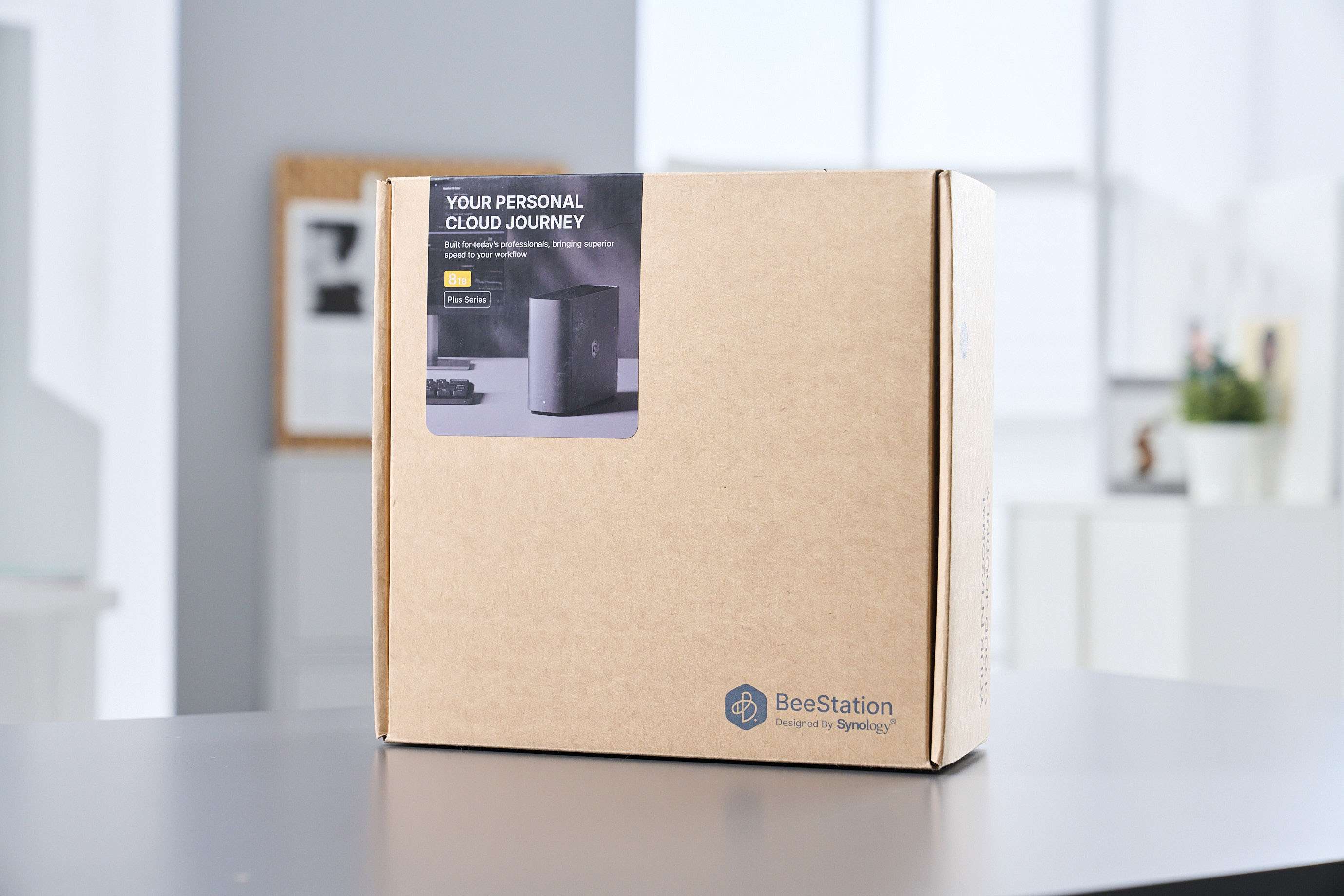 BeeStation Plus 外盒採用牛皮紙材質，不只設計簡約，同時也兼顧環保。