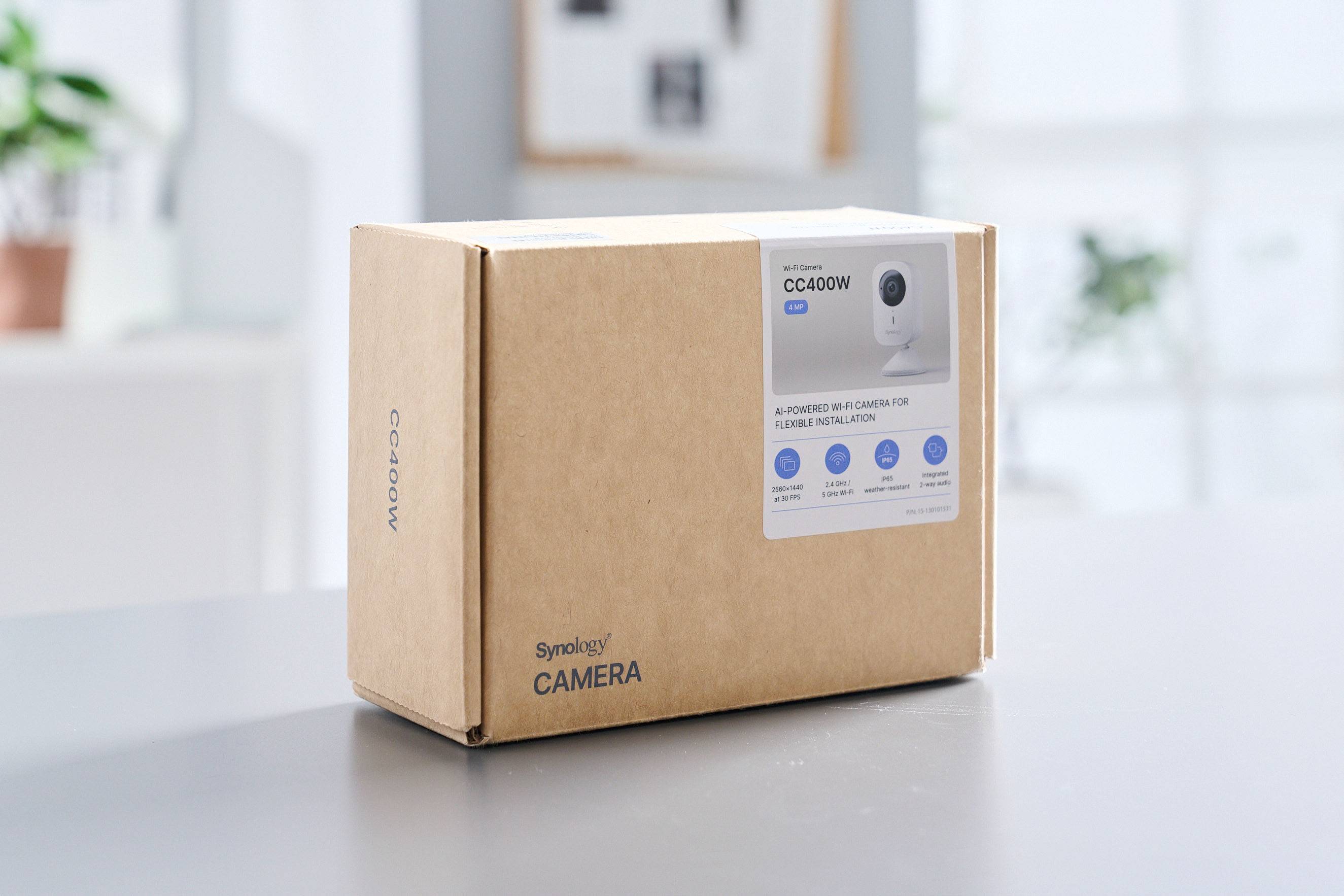 CC400W 攝影機也採用同樣的簡約風格設計。