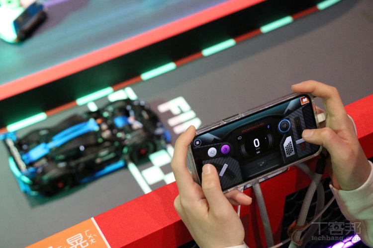 樂高《拼出夢幻愛車》闖關活動於桃園台茂購物中心登場！現場朝聖 1:1 比例樂高 F1 法拉利模型