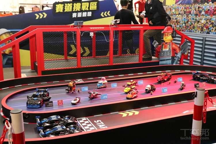 ▼ 接著進入「賽道挑戰區」，實際透過遙控器操控賽車，在彎道與直線間體驗速度競逐的刺激快感！