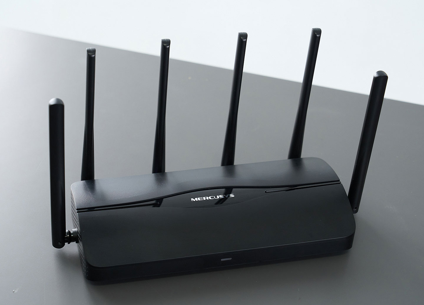 MR47BE 採用傳統的外露式天線設計，可依照使用需求調校天線的角度，獲得最佳收訊效果。