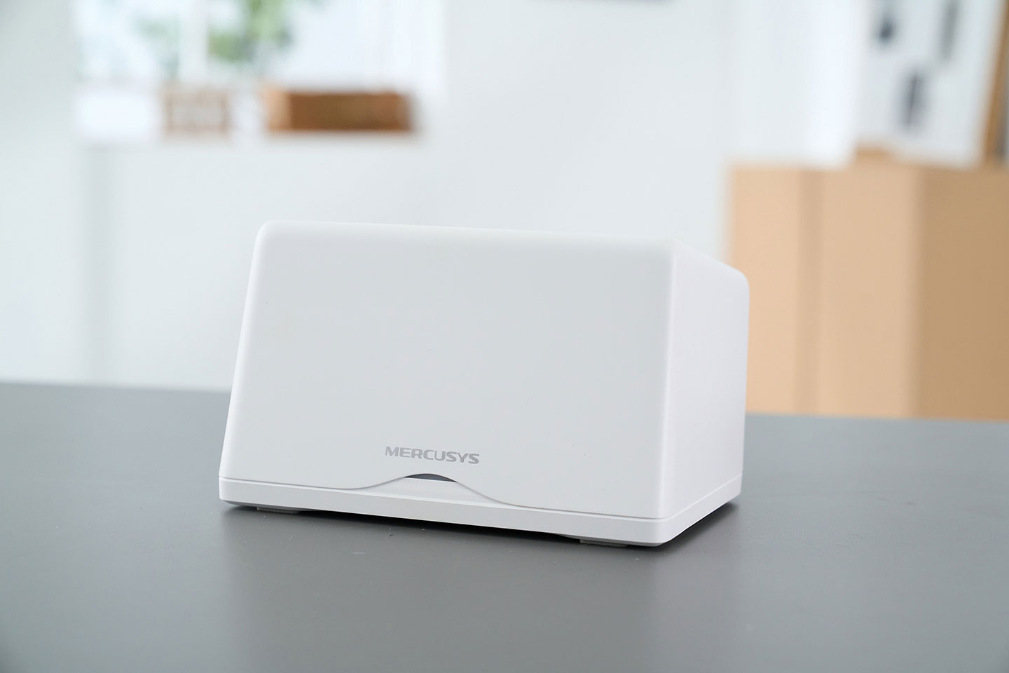 MERCUSYS Halo H47BE 採用純白無外露天線設計，方正的外型頗具時尚感。