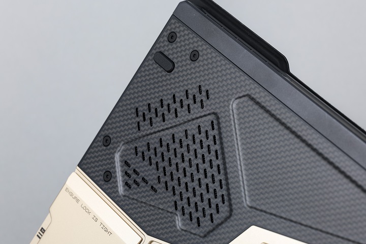 左上方的碳纖維板塊靈感源自 Ludens 面罩，邊緣以多顆螺絲固定，強化冷冽的機械質感與軍事工業風格。