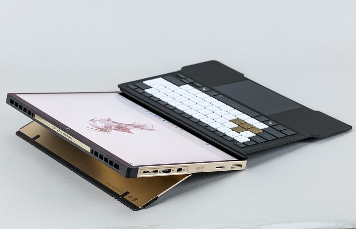 機背上的支架為無段式設計，最大可以展開至 170 度。