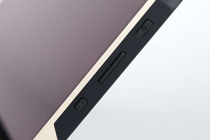 機身右側上方可見機身右側有電源鍵、音量鍵、Command Center 控制中心鍵。