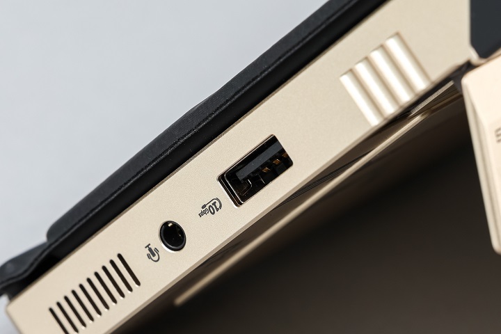 機身右下方有 USB 3.2 Type-A 連接埠、3.5mm 複合式耳麥孔。