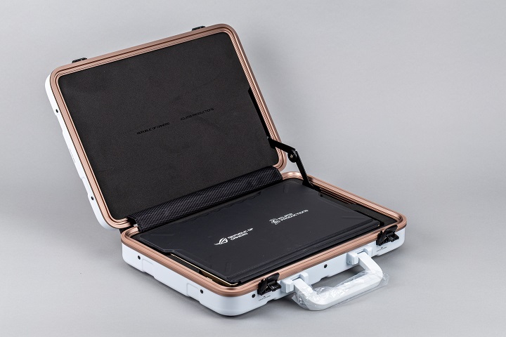 ROG Flow Z13-KJP 配上專屬手提箱，完美展現 ROG 與 Kojima Productions 小島工作室聯手之作。