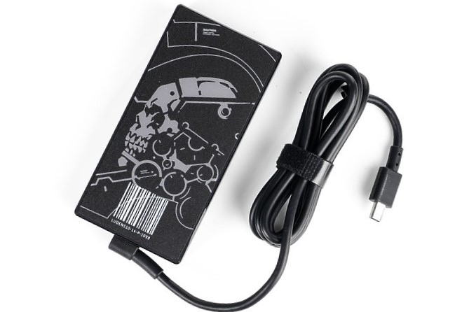 變壓器印上了滿版的 Ludens 骷髏頭盔圖樣，可輸出 240W。