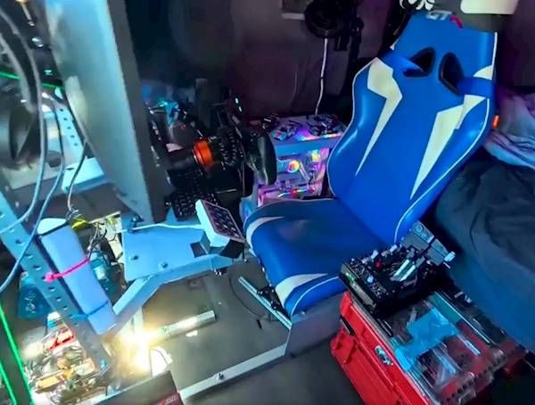 超狂卡車司機花19萬把卡車副駕變「移動電競室」，塞車就開超跑狂飆，網讚：時間管理大師