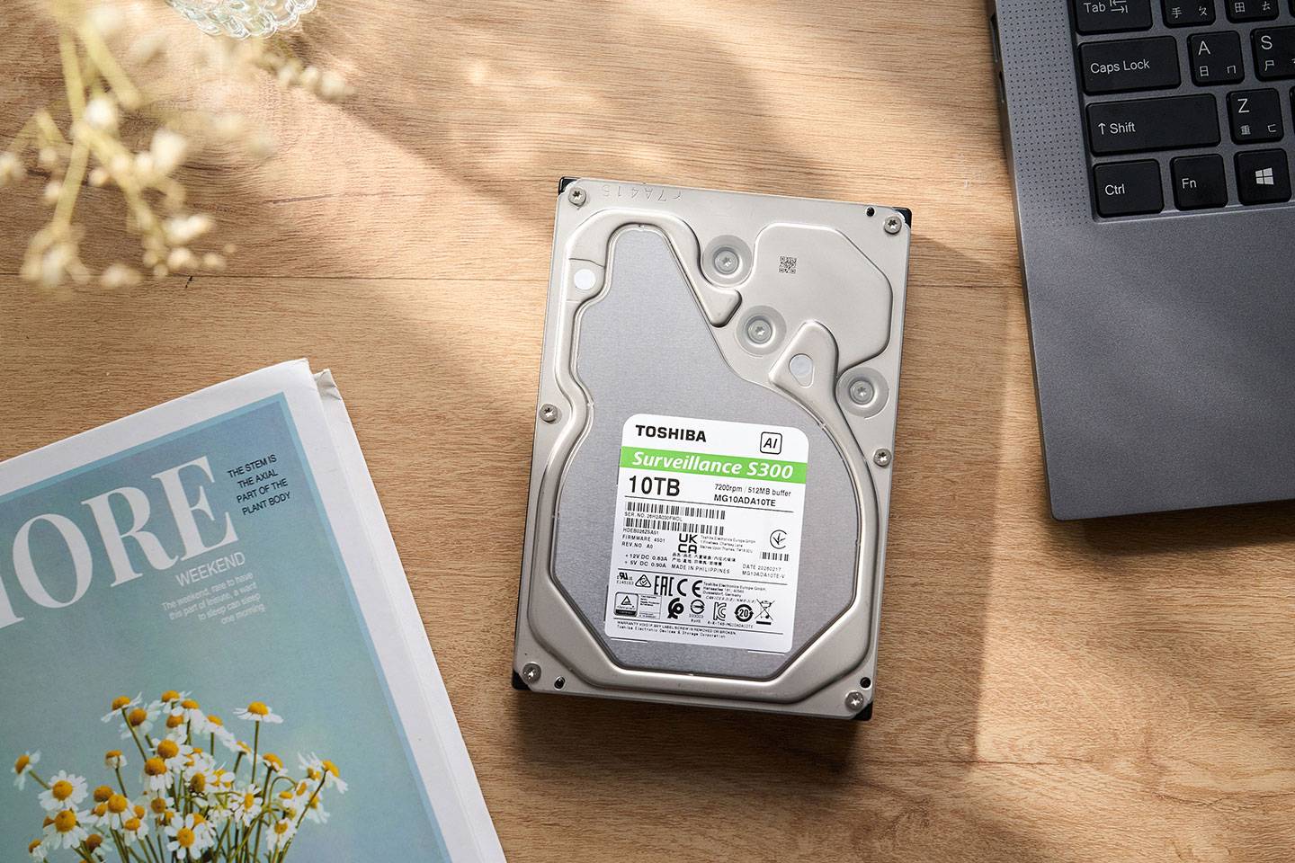 S300 AI 正面，標籤標示了主要規格，此次開箱的是 10TB 容量的版本，轉速為 7200rpm，並內建 512 MiB 的緩衝區，若是 14TB 以上的規格，則是翻倍的 1024 MiB 規格。