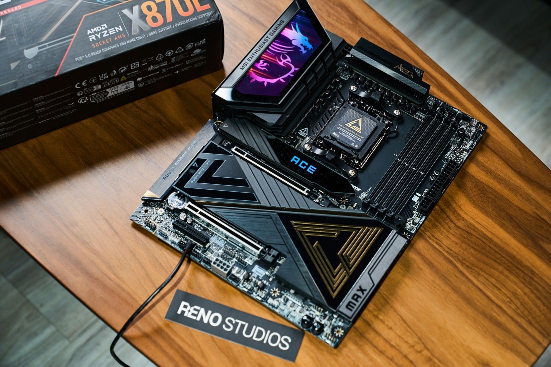 MEG X870E ACE MAX 不僅規格配置頂尖，外觀設計也是高顏值，除了象徵頂級旗艦的金色 MEG LOGO 融入主板設計之中，大面積散熱片也融入了 MSI 品牌元素。