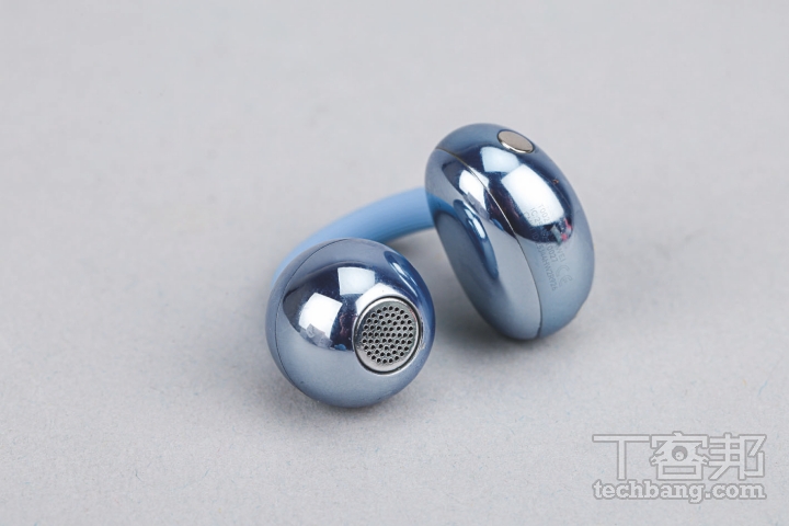 10.8mm 驅動單體聆聽球內建雙振膜開放式單體，每側配置約 10.8mm 發聲單體。