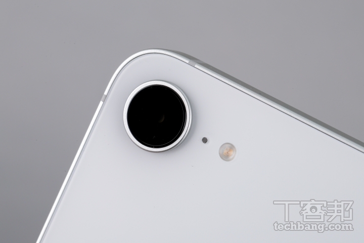 單鏡頭配置採用單顆 4,800 萬像素 Fusion 相機，並未加入超廣角鏡頭。