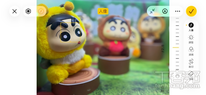 新一代人像模式相機偵測到人、貓狗或物品時會自動記錄景深，無需切換模式，拍攝的照片還可在後製調整時變更對焦點。