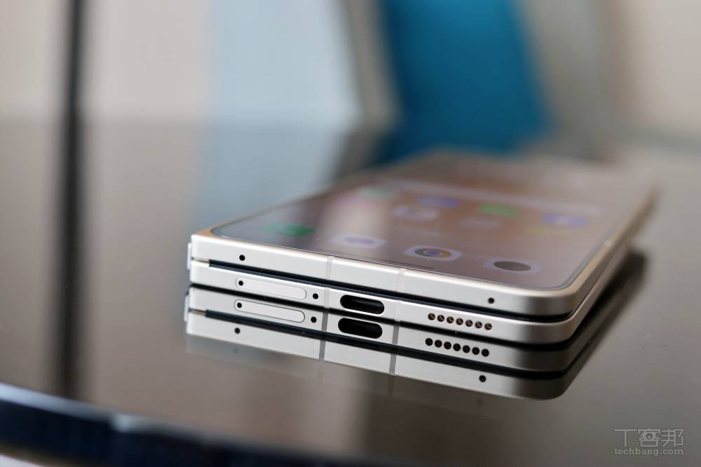 底部有 SIM 卡槽、USB-C 和揚聲器。