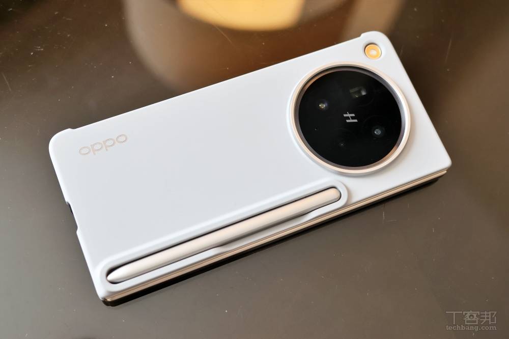 OPPO AI Pen 要搭配專屬的保護殼才能收納在機身後。
