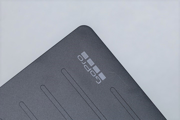 機身上蓋的右側，可見 點綴著高光精雕的 GoPro Logo。