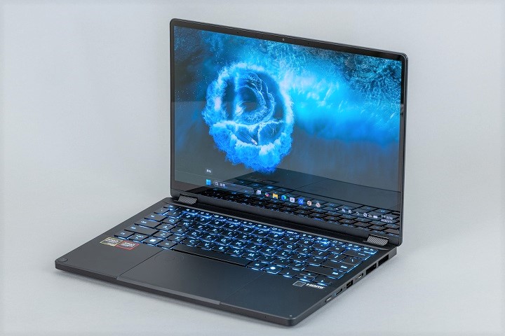 ProArt GoPro Edition 搭載 13.3 吋、16:10 的 ASUS Lumina OLED 觸控面板，具備 3K 高解析度與 0.2ms 反應速度。