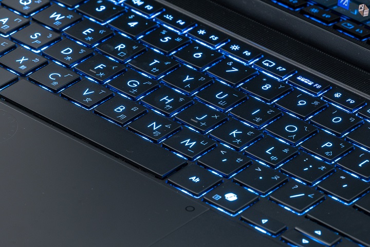 採用全尺寸鍵盤，具備 1.7mm 鍵程，並加入藍色的背光。