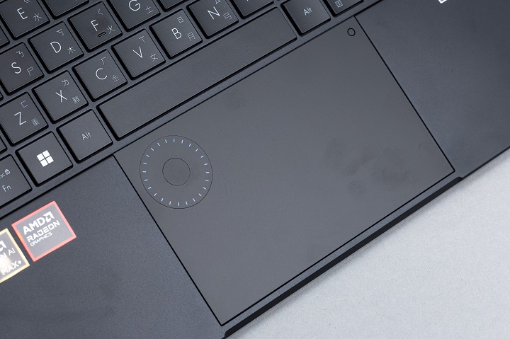 ASUS Dial 繪圖旋鈕加入了刻度的細節，看起來更講究精準度。