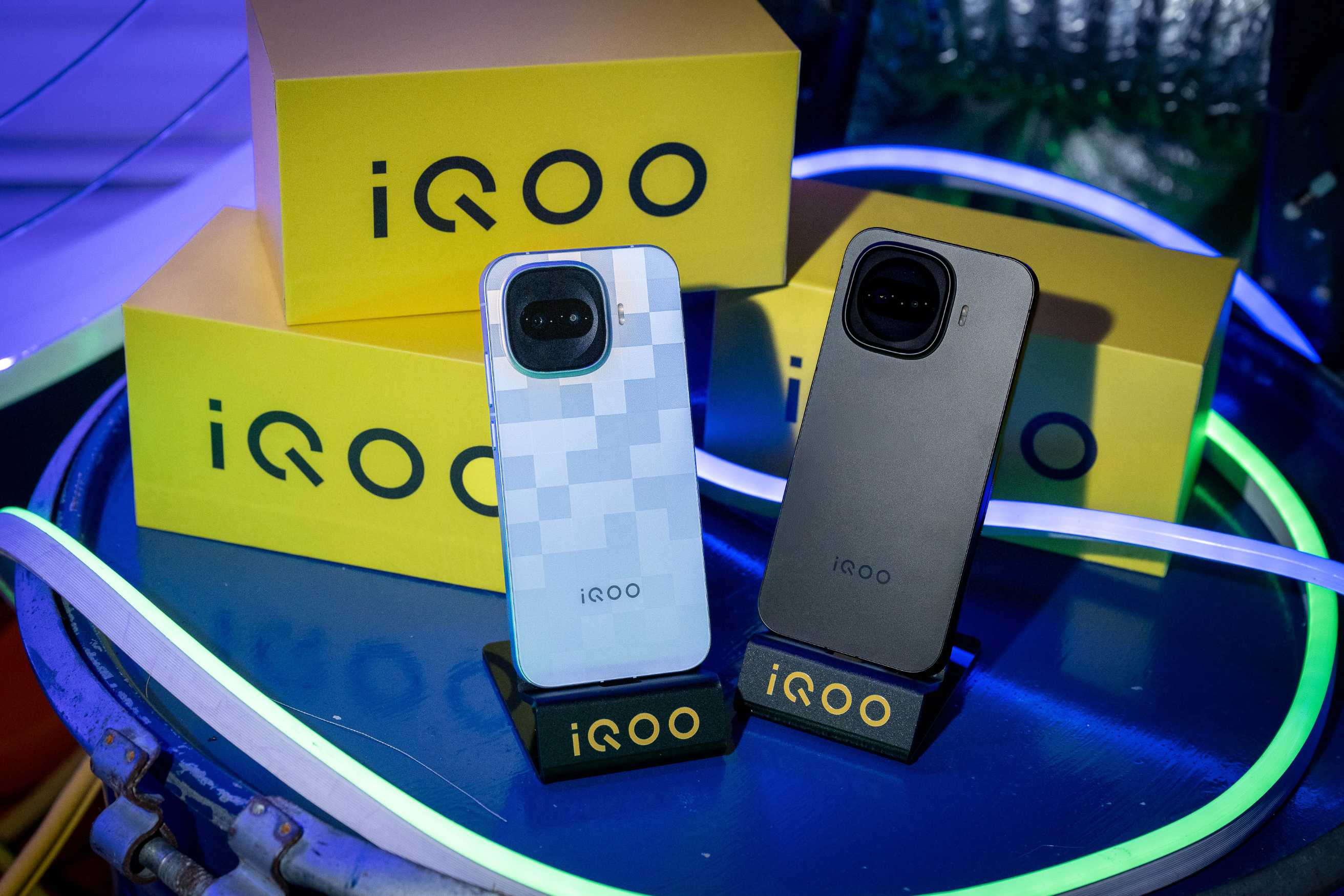 兩萬有找！vivo 發表 iQOO 15R 電競旗艦，1.5K 電競螢幕、100W 閃充、 7600mAh 大電池