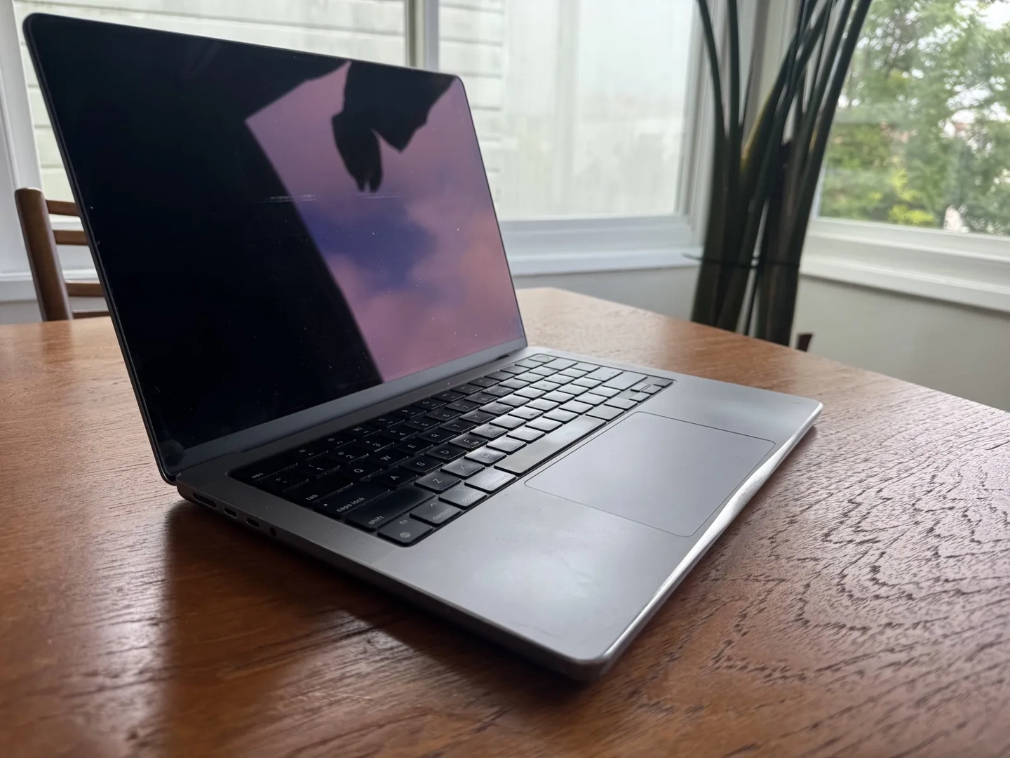 MacBook 邊框太鋒利？國外工程師竟拿起銼刀動手DIY，把自己筆電磨圓了