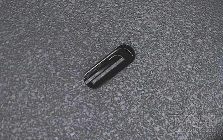 Type-C 充電埠支援 Type-C 有線充電，搭配充電盒續航力最長可達 27 小時。