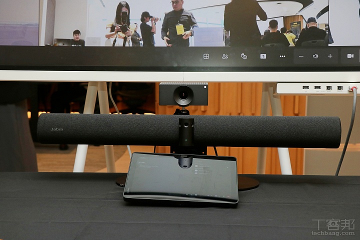 Jabra PanaCast 55 VBS 為⼀款⽀援⾳訊擴充與多鏡頭配置的視訊會議⼀體機，搭載 180 度全景影像技術，並結合智慧構圖與邊緣 AI 運算功能，提供更精準且流暢的會議影像體驗。