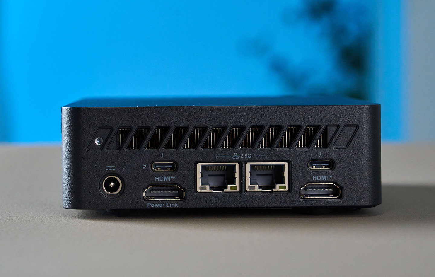 機身後側可以看到電源接口、兩組 USB-C 形式的 Thunderbolt 4 埠、兩組 HDMI 輸出埠與兩組 2.5G 規格的 RJ-45 網路接口。