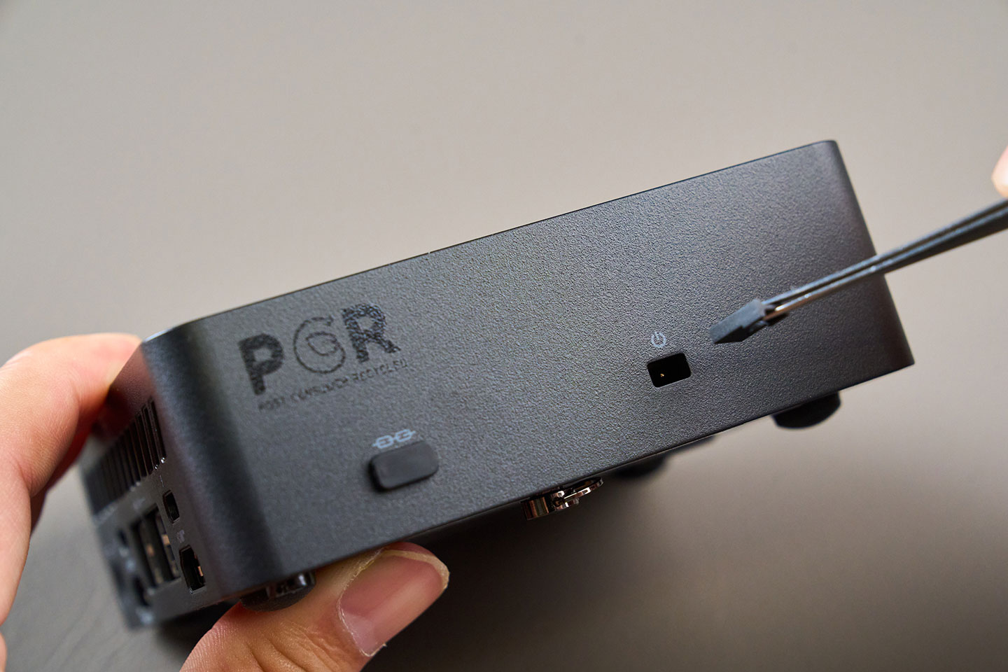 電源接口內有一個保護套，需要用小夾子取出，才能連結電源鈕延長配件。